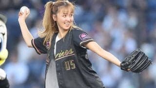 黒ミニスカひらり…金髪美女が豪快投球　腹筋チラ見せ、人気グループ元センターに大歓声