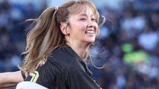 金髪美女がミニスカで登場…ダンスで鍛えた運動神経　豪快投球も「あまり覚えていない」