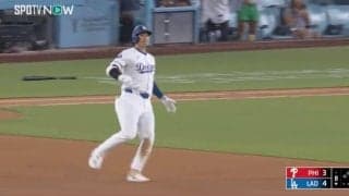 え、入った！？ 大谷翔平、もはや意味不明すぎる　本人もビックリ…？ どん詰まり“怪力弾”で見せたリアクションが話題に「凄まじい怪力」「外野フライを着弾w」