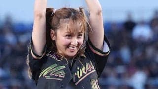 マリンに降臨した“金髪美女”が「かわいい」　黒ミニスカで豪快足上げ「たまらん」