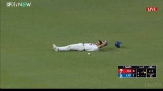 球場騒然！ ボールボーイの身に一体、何が起こった…！？ 予想外のアクシデントが発生「何してんのw」「大丈夫かよ」ファン爆笑