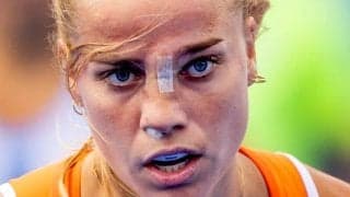 「こんなこと誰も望んでない」蘭ホッケー女子選手を襲った“衝撃”に観客も悲鳴！血まみれで救急搬送後もプレー続行【パリ五輪】