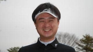 大山トギ、グリーン周りの左足上がりでは肩を右に向けてインサイドアウトで振る
