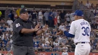 ド軍・ロバーツ監督、ブチギレすぎて退場！ “走塁妨害”をめぐり判定に大激怒→審判に猛抗議も覆らず… ネット騒然「ちょっとかわいそう」「流石に厳しい」