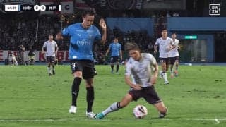 物議を醸す判定！「単に転倒だろ」「軽率だね」シミュレーションで退場処分→ファンの意見が割れる…神戸指揮官は不満