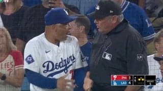 おい！説明しろよ！ ド軍・ロバーツ監督 vs 審判のブチギレバトル勃発！ 怒りの猛抗議→酷すぎる逆ギレ対応… あわや一触即発「怖すぎる」「色々と酷いな」