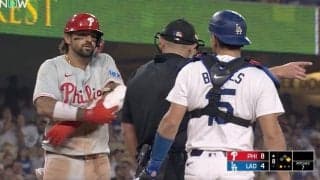 狙っただろ？ 打者がブチギレ！ 死球が直撃して“あわや乱闘”の事態に… 塁上からも怒りがおさまらず　ファン騒然「怖すぎるだろ」「早く逃げろ！」