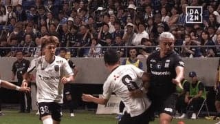 「ファウルやろ」「可哀想」疑惑の判定！“浪速の重戦車”が必殺ゴリゴリ・ドリブルを止められ主審に抗議した瞬間