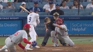 球場騒然！ “報復死球”か…！？ あわや一触即発の事態に…  解説者「狙ってるかもしれない」ド軍野手がぶつけられた？“疑惑の1球”