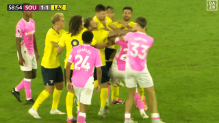 乱闘が勃発→菅原由勢が慌てて仲裁！「完全にクレイジーだ」「大暴れだな」プレシーズンマッチとは思えない驚愕の一部始終