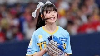 白スカートから“ヒヤリ”　猛虎ファンのアイドルが大暴投、秋山の膝に直撃で場内騒然
