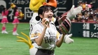 福岡に降臨した“制服美女”　豪快投球にピョンピョン…キュートな声でも球場魅了