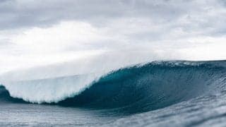 パリ2024オリンピック｜タヒチの波を制したのは地元カウリ・ヴァーストとキャロラインマークス