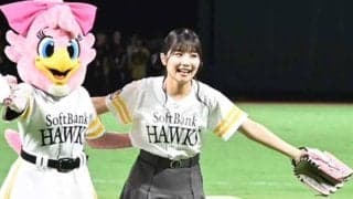 黒髪なびかせスカートひらり「衝撃の可愛さ」　笑顔際立つ美人声優の一投は「女神」