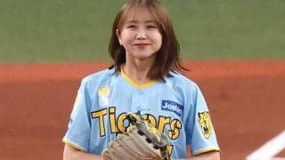 超人気アイドルが頭抱えて「アチャー」　ショーパンで豪快一投…”暴投”も拍手喝采