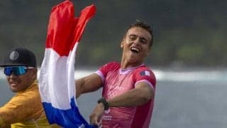 仏サーフィン金メダリストが“水質問題”で物議のセーヌ川を滑走！まさかの行動に反響「美しく、クレイジー」「これが開会式になるべきだった」【パリ五輪】