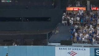 大谷翔平の特大アーチでファンが“暴走”…お宝ボール目掛けて猛然ダッシュ→まさかの結末 「そこ入っちゃダメw」「ファンの人諦めちゃった」