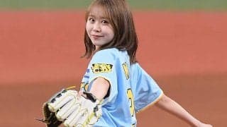 ショーパンで豪快足上げ…21歳美女が「可愛すぎる」　暴投に“あちゃー”も満面笑顔に虜