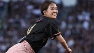 美人歌手の“恥じらい大暴投”が「相変わらずかわいい」　マリン彩る一投に虜「素敵です」