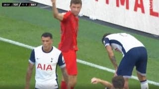 「自爆すんのやめてくれ」 狙われすぎだろ！ ファンも呆れ気味… ありえない“痛恨ミス”→豪快シュートを叩き込められる瞬間「毎回同じ失点してるな」