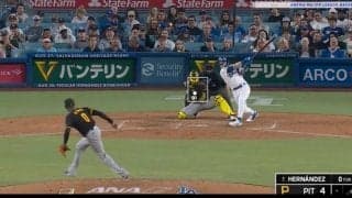 一体、何が起こった！？ 打球がおかしな動き… “二刀流男”が激レアホームラン！ 外野手がグラブでアシスト→中継カメラに直撃してスタンドイン「なんだこれw」