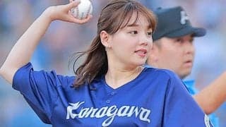 スタイル抜群美女が横浜に降臨、白ミニスカで思わず“お祈り”…ドキドキの投球で球場魅了