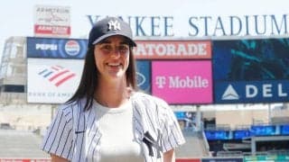 長身美女がジャッジに驚愕「彼マッチョね」　へそ出し＆短パンでヤ軍本拠地に登場