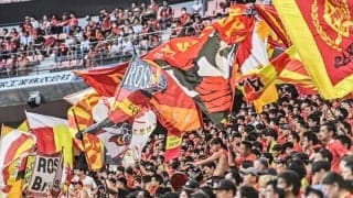 「かっこよすぎる」「泣いた」J1名古屋の退団発表選手のために用意した「巨大コレオ」がサッカーファンの心を掴む！ 色を変えて背番号も浮かび上がらせた渾身デザイン