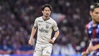 「足でツンツンw 」「センシティブキックよ」川崎FW家長昭博のチームメイトへの意表を突いた祝福方法が「手荒い笑」と大反響！ 喜ぶ若手2人に見せた“足先でのツンツン姿”