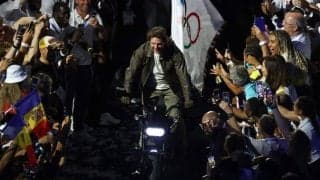 「トム・クルーズだー！」スタジアム上空から舞い降りバイクで快走！閉会式で“華麗”なアクションを魅せる【パリ五輪】