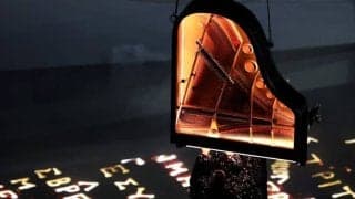 閉会式でも出た奇抜演出！ 2m以上の高さに吊られた“逆さピアノ”に仏紙も驚嘆「我々は空間の概念を失った」【パリ五輪】