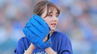 32歳美女の恥じらい投球が 「可愛すぎる」　ユニ＆ミニスカの「天使が舞い降りている」