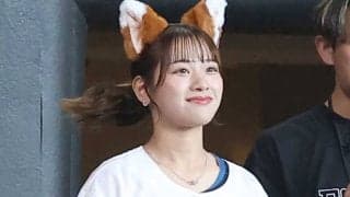 きつね耳フリフリ…“100万人美女”が豪快ピッチ　初体験に赤面も、ワンバウンド投球に喝采