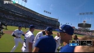 大谷翔平、サヨナラ歓喜の輪で…まさかの“スルー” 殊勲打のT・ヘルナンデスに駆け寄るも…ファン「気づいてあげて」出遅れが要因か