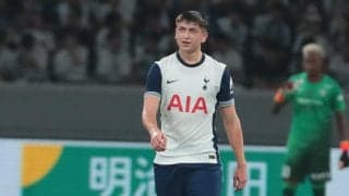 スパーズの超新星マイキー・ムーアがプロ契約にサイン！　先月の神戸戦で決勝点決めた17歳の大器