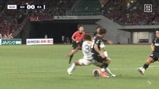 「判定際どくないか？」「んなバカな」サポーターは物議も審判は譲らず...的確過ぎる位置からレフェリーがガン見、堂々“確信PKジャッジ”の瞬間