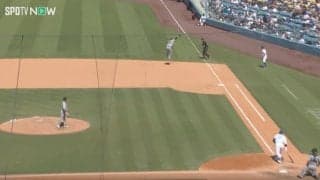 「危ない… 来たぞ！」大谷翔平の“爆走三塁打”でハプニング発生！  飛んでいった打球の先に注目… ネット騒然「スゴいなw」「シンクロ率100%」