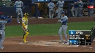 大谷翔平、36号豪快アーチで飛び出した“かめはめ波”リアクションが話題に チームメイトの祝福におどけた表情「たまにやるよねw」