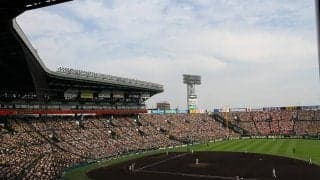甲子園にアクシデント　タッチアップ“やめた”走者が負傷…立ち上がれず担架でベンチ裏へ