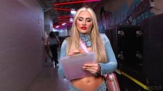 「すごい衣装」大胆女子レスラー、胸元ざっくり超クールビズ姿にファン騒然