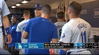 何が起きた？ 大谷翔平、ベンチで声をかけられて見せた“変顔”が話題に「中身が気になる」「どういう会話？w」