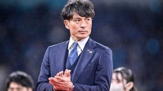 「なんか“うわぁ！”って感じがする～」“赤鬼トルシエ＆バットマン宮本”の日本代表ユニ付きスマイルツーショットに反響！「Jリーグの監督してくれないかな」などの声