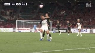 危険すぎる！強烈パンチ直撃で顔面が血まみれに...「大丈夫か？」スタジアム騒然、裏拳喰らって悶絶ノックアウトの瞬間