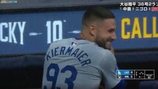 一体、何やってんだ？ 大谷翔平の特大アーチで“異変”が起きた？ 興奮しすぎた同僚が“謎のリアクション”