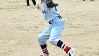 キャッチボールの“手抜き”は「修正が難しい」　小学生で理解したい捕球体勢と足運び