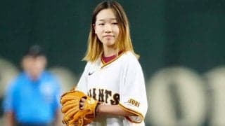 14歳金メダリストが髪をなびかせ投球　スケボー持参で登場…東京D大歓声、選手らも祝福