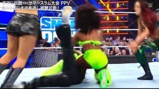 暗闇で光る女子レスラーの“巨大すぎるアフロ”に騒然 「モハメドヨネみたいだ」驚きの声も