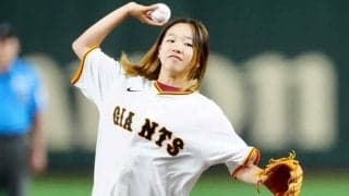 茶髪をなびかせハニカミ投球が「かわいい」　金メダリスト登場に「テンション上がった」