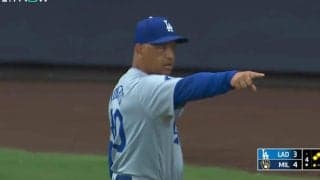 球場騒然！ ド軍・ロバーツ監督は一体、何をしたんだ？　相手野手が呆然… “痛恨ミス”を犯した問題シーン