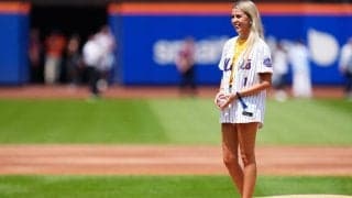 始球式後に“問題発言”「野球なんて見ない」　米女性インフルエンサーが炎上「台無し」